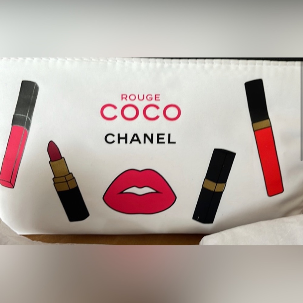 CHANEL makeup bag . New.
